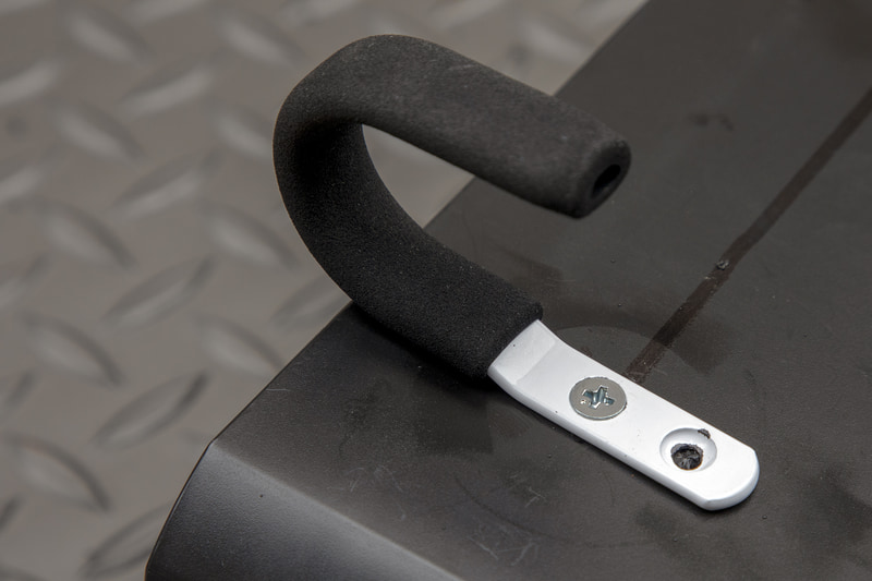 フックのねじ穴は2か所あるが、1か所だけでもしっかりとまったのでこれでヨシとする。見えるところでもないし