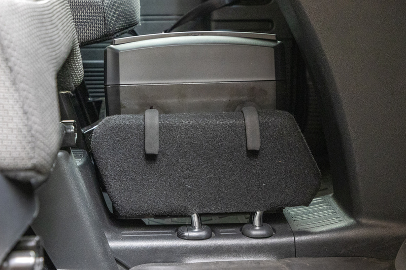 バッチリの位置で付いたがフックの曲線がセパレーターの幅より広めなので、余裕があるぶんゴミ箱が若干傾いでしまっている