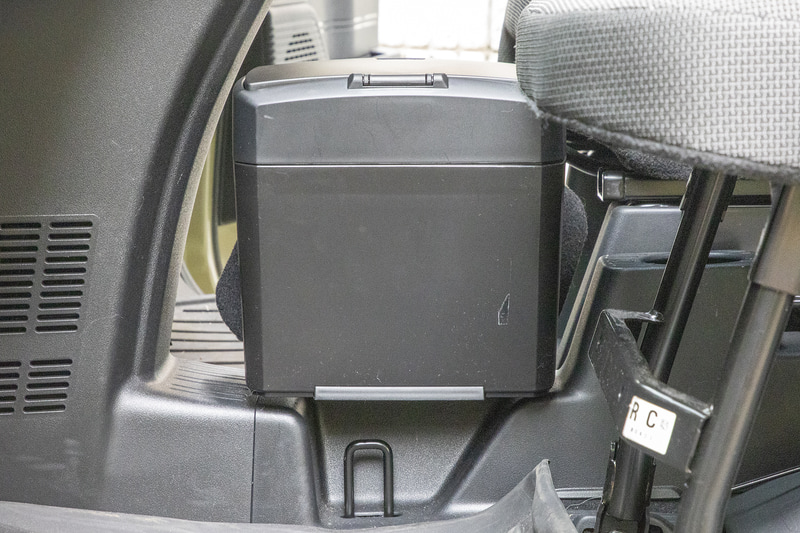 写真では分かりにくいかもしれないが、かしぐことを直したあとは比較的真っ直ぐになり、傾いた分、斜めに下がってガーニッシュに接触していたゴミ箱の底もちゃんと離れてくれた。ただ、上から見るとまだ少し傾いているので、自分的に気になるのが収まらないようならもうちょっと直すつもり