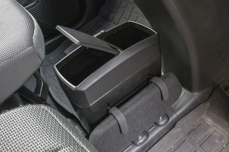 付いた状態。サイズ的にも質感も合っている。ゴミの投入口の位置もちょうどいいところに来てくれたし、スポンジ巻フックは目立たないだけでなく、布と摩擦も多いので引っかけてあるだけでも加減速時にゴミ箱が動くこともない