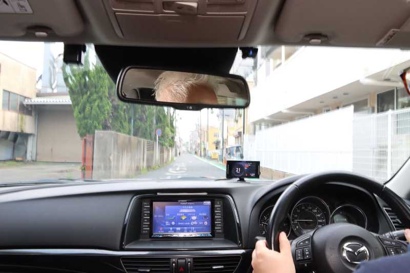 狭い生活道路、何km/hで走るべきか……