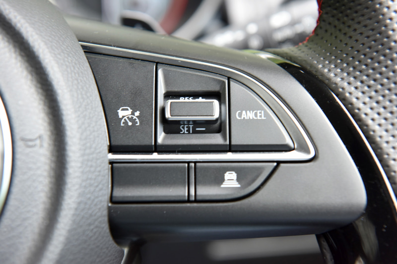 ステアリング右側はオートクルーズの操作ボタン