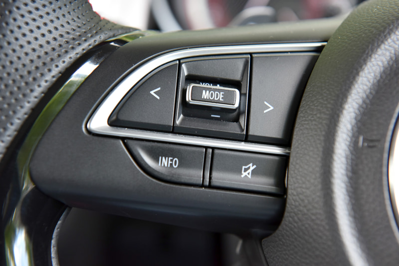 ステアリング左側はオーディオの操作ボタン