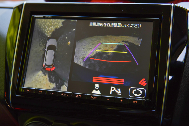 全方位をセンサーで検知し、距離によって色を変えながら警告を行なってくれる