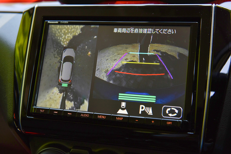 全方位をセンサーで検知し、距離によって色を変えながら警告を行なってくれる