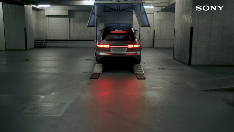 VISION-Sが東京に到着した様子が映し出される