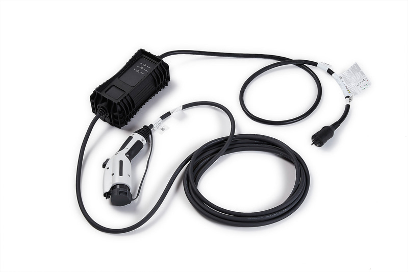 標準搭載される 3kW 15A 200V充電ケーブル