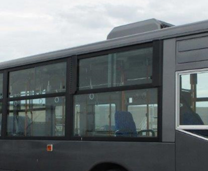 ウィンドバイザーを装着した大型路線バス「エアロスター」