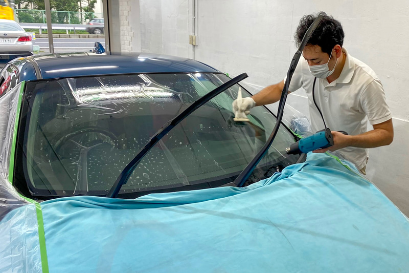 業界で唯一、UVカット100％を実現しているというLFTの「ダブルバリアフィルム」をCR-Zに施工してもらいました。この道20年以上というトップレベルの職人さんが、丁寧に貼ってくれます。施工時間がフロント3面で、乾燥させる時間も含めて約半日とのこと