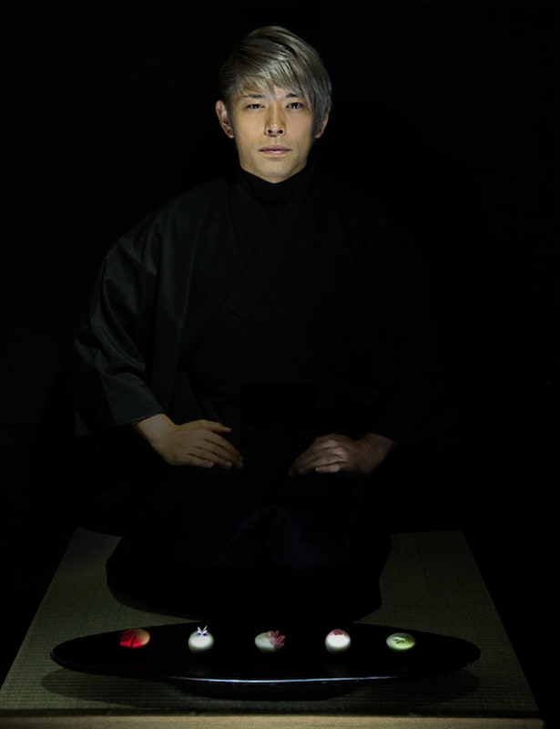 菓道家 三堀純一氏。煉切の持つ表現力に魅かれて、自ら煉切の作法パフォーマンスを「菓道」とし、その製造所作からエンターテイメントとして魅了する。和菓子の放つ「温故知新」を次世代アートとして切り開く第一人者。DSの掲げるSpirit of Avant-Gardeを体現する、和菓子を用いた「菓舞伎」パフォーマンスをミッドタウン日比谷にて披露する