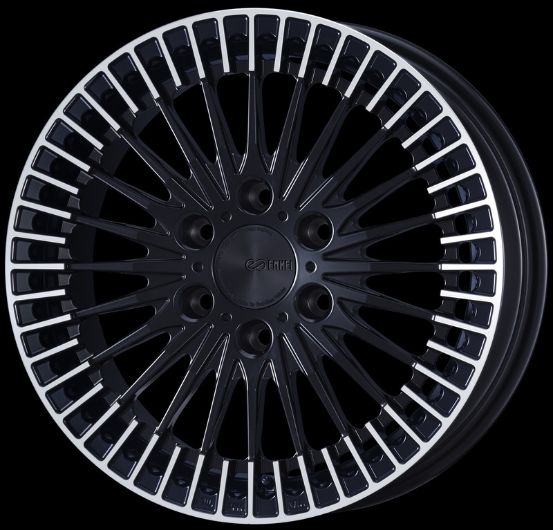 メインフィーチャーであるセンターパートから伸びる24本スポークには強化リブを付与し、繊細な印象を与えながらも充分な強度が確保される