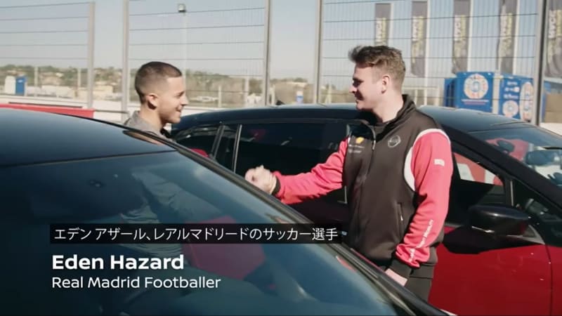アザール選手と日産フォーミュラEドライバーのオリバー・ローランド選手の挨拶シーン