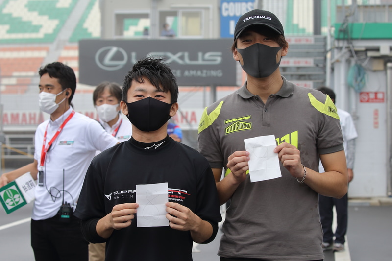 濃霧のため予選の走行ができずスターティンググリッドはくじ引きで決定。右は最後尾スタートの篠原選手、その前が一条選手。でも結果は……