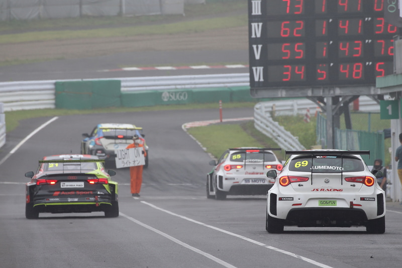 スタートへ向かう各車にライトオンの指示