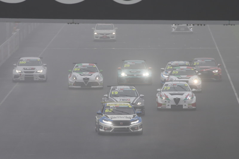 各車一斉にスタート