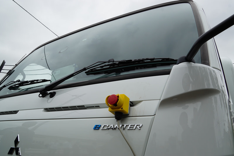 車両本体やリモコン式の非常停止スイッチを装備