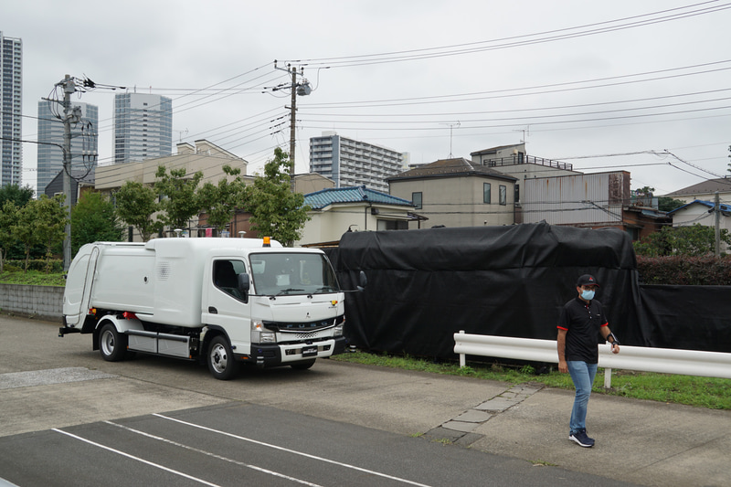 作業員をフォローして自動走行するゴミ収集車仕様の「eCanter SensorCollect」