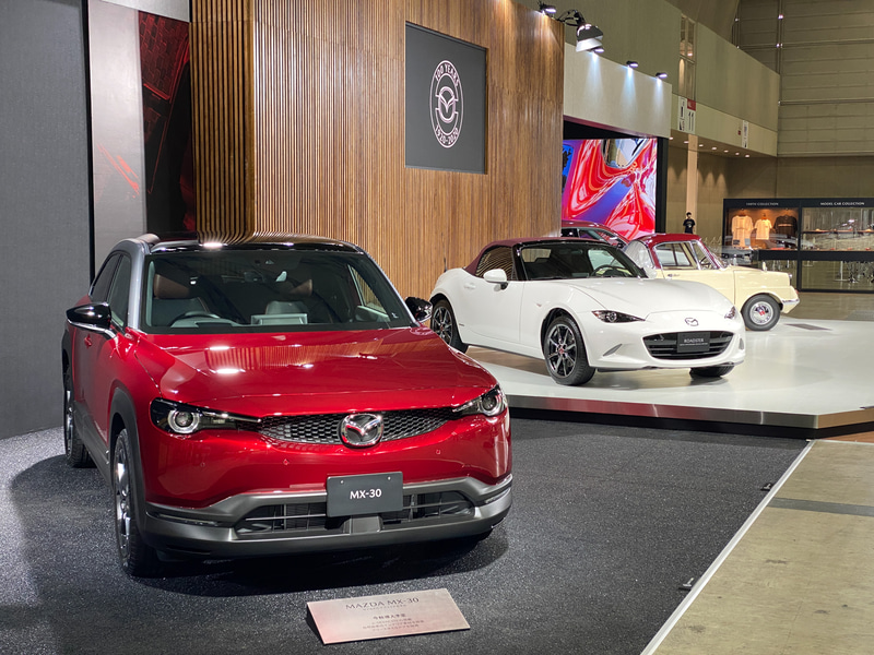 写真手前：「MAZDA MX-30」マイルドハイブリッドモデル（国内仕様）
