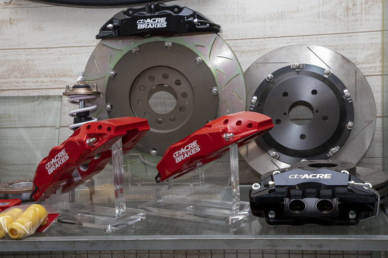 ローターの大径化やインセット変更もできるので、キャリパーブラケットの製作も依頼すれば大型キャリパーも製作可能。アクレはオリジナル設計の大型キャリパーもラインアップしている
