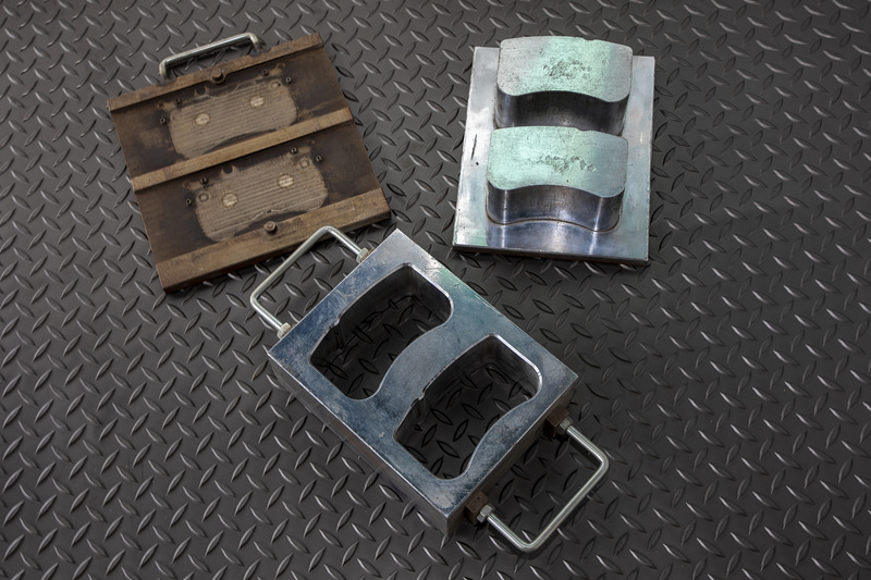 これはパッドの製造するときに使用する金型。これで固めたあとに釜に入れて焼いて仕上げていく。スポーツパッドの場合は、最後にもう一度摩材表面に熱を入れることで、いわゆる「焼き入れ不要」の状態にしている