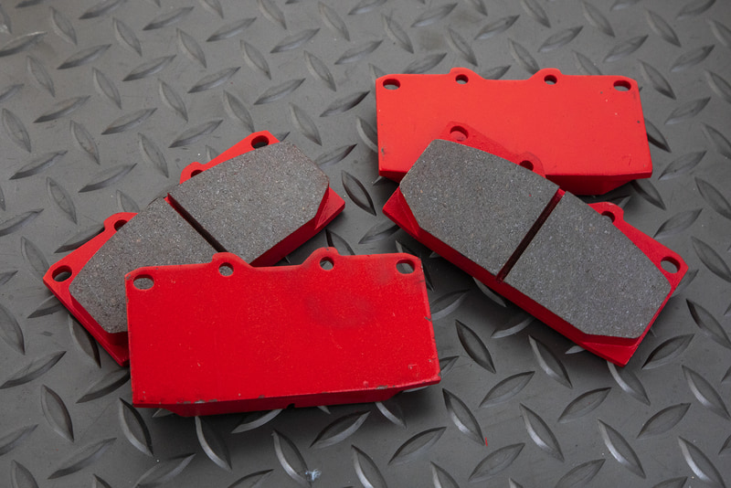 ブレーキパッドは座金が残っていれば、そこに新しい摩材を貼ることでリペアパーツとして使用できる。このサービスも行なっているが、こちらは1台分でも受け付けできるとのこと。詳細はアクレに問い合わせていただきたい