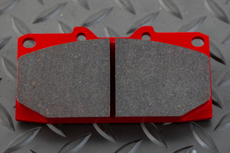 摩材のセンターのある溝は削りカスのクリーニング用に切ってあるもの。ディスクローターに入れるスリットは摩材表面にカンナを掛けるような効果を持たせることで酸化した部分を積極的に取り除き、パッドの性能を発揮しやすい状態に保つ効果がある