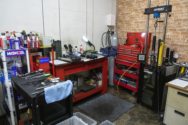 アクレには車高調整式サスキットを製造販売する「スピリット」というブランドもある。こちらもワンオフ製作の対応しているので、旧車や稀少輸入車のオーナーからの注文を受けることも多いという