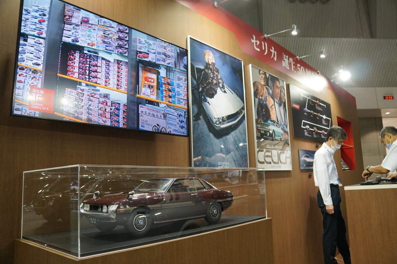 当時のポスターやデザインスケッチなどを展示