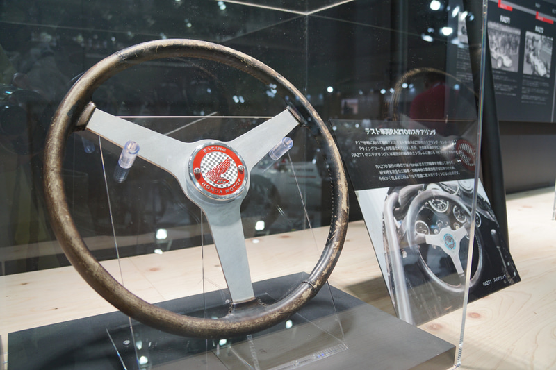 テスト車両「RA270」のステアリングなどを展示