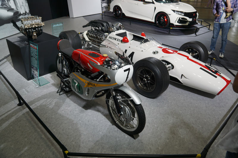 1967年イタリアGPで優勝したF1マシン「RA300」、2輪モデルの「RC166」を展示