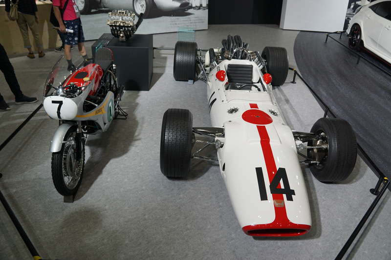 1967年イタリアGPで優勝したF1マシン「RA300」、2輪モデルの「RC166」を展示