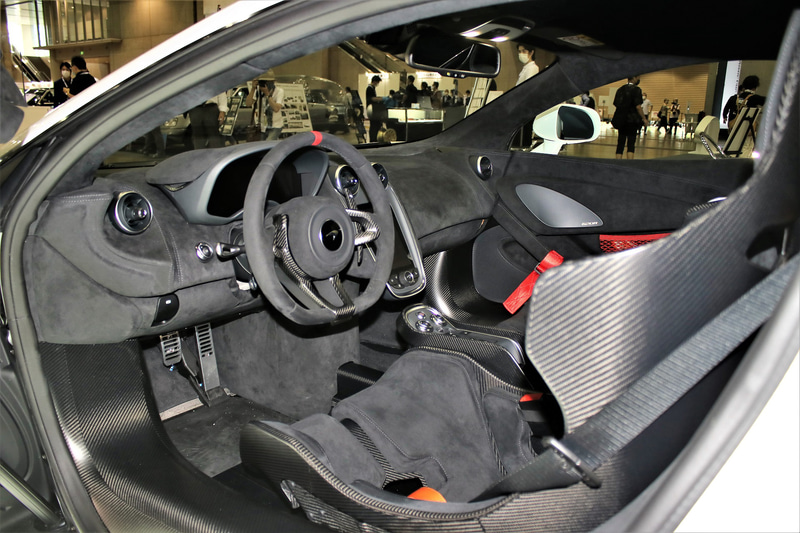 インテリアではフルバケットのスーパーライトウエイトカーボンファイバーレーシングシートなどを採用