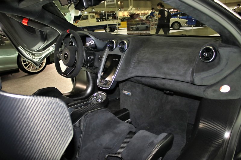 インテリアではフルバケットのスーパーライトウエイトカーボンファイバーレーシングシートなどを採用