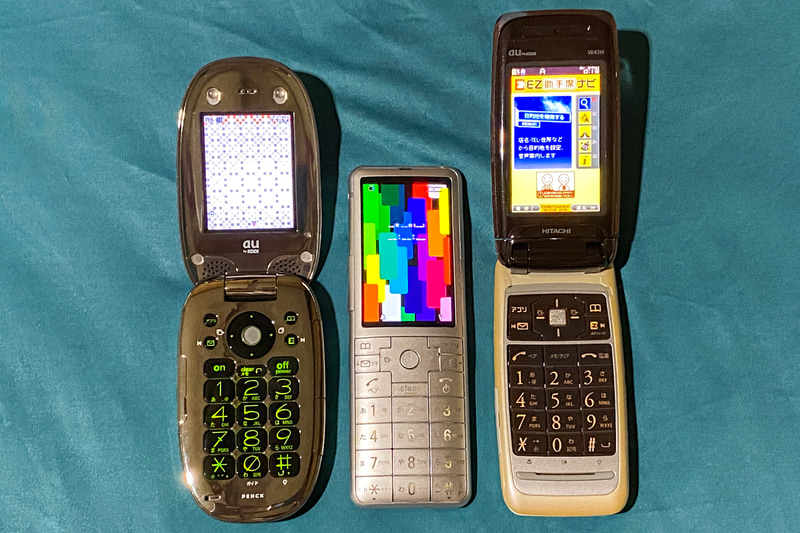 写真は外出自粛中にリチウムイオンバッテリーを採用する製品の保管状況を確認するために掘り出した歴代の携帯端末。使い終わったリチウムイオンバッテリーの取り扱いはメーカーやキャリアの案内に従ってください