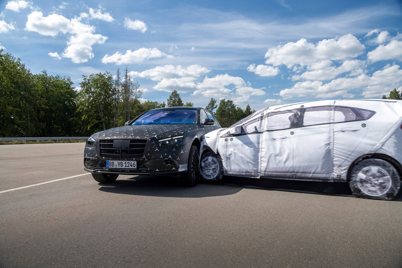 PRE-SAFE インパルスサイドの作動の様子。左右の写真を比べると車体が持ち上がっていることが分かる