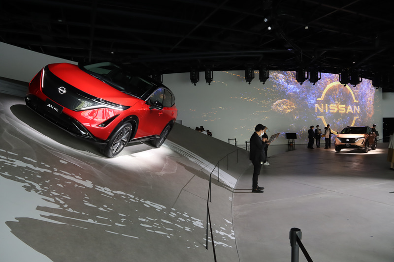 屋内にはアリアの実車が4台。試乗できる車両もある