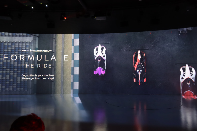 「FORMULA E THE RIDE」ではフォーミュラEのドライバー視点を体感。コントローラーでコンテンツに参加できる