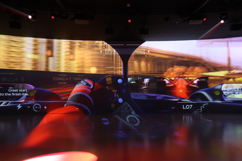 「FORMULA E THE RIDE」ではフォーミュラEのドライバー視点を体感。コントローラーでコンテンツに参加できる