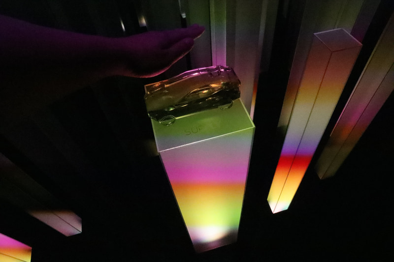 手をかざすとかざしたテーマによって光が変化する