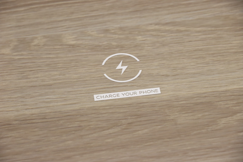 テーブルはQiを用いた充電器にもなっている