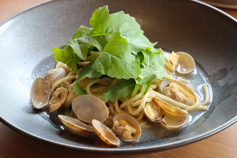 サンドイッチやお弁当、パスタなど食事も取りそろえる