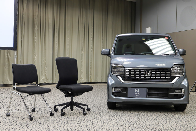 「N-BOX」「N-WGN」のシート表皮を使ったいすがオフィスに現われた！