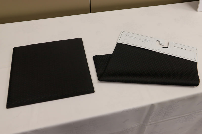 こちらが「ステップワゴン」に採用されている機能性表皮「FABTECT（ファブテクト）」。撥水だけでなく撥油の機能も備えており、「フライドチキンのような揚げ物でもシミにならない」という。手触りは少し固め