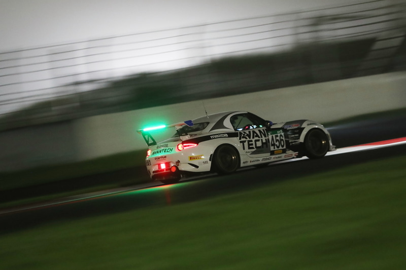 各車夜間のテスト走行も実施