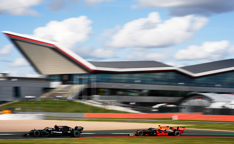 2位を走るメルセデスのバルテリ・ボッタス選手（77号車 メルセデス）を追い上げるマックス・フェルスタッペン選手（33号車 レッドブル・ホンダ）　（c）Getty Images / Red Bull Content Pool