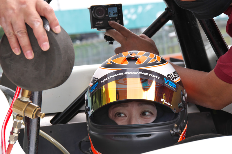 ピットでタイヤチェック