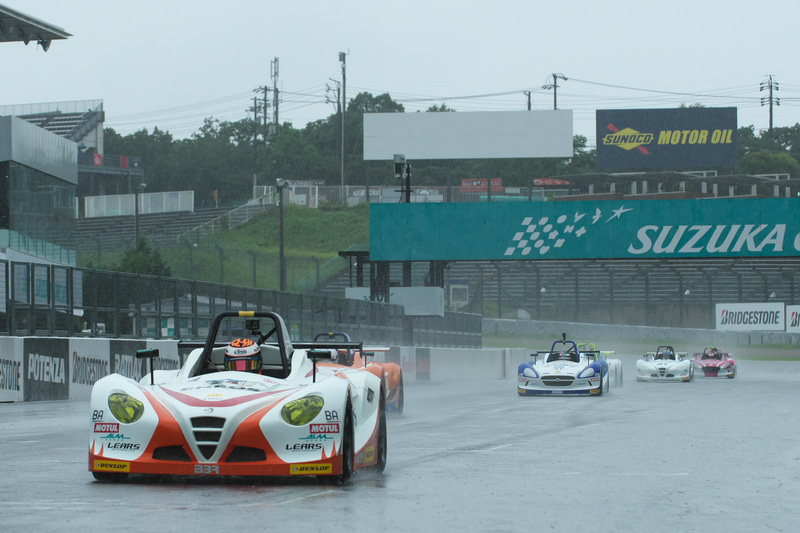 決勝は水たまりが深い場所を通過するとハイドロプレーニング現象を起こしてしまうコース状況