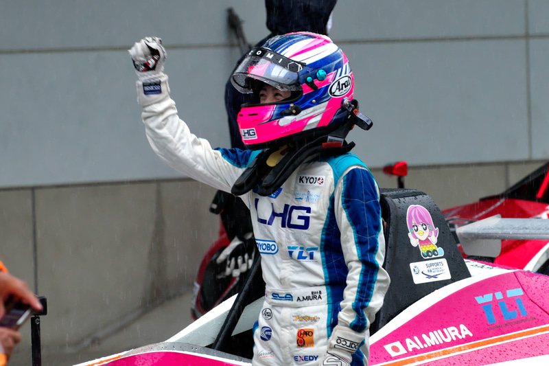 レースを制した#38 Ms.Legarsi with YLT VITAの三浦愛選手