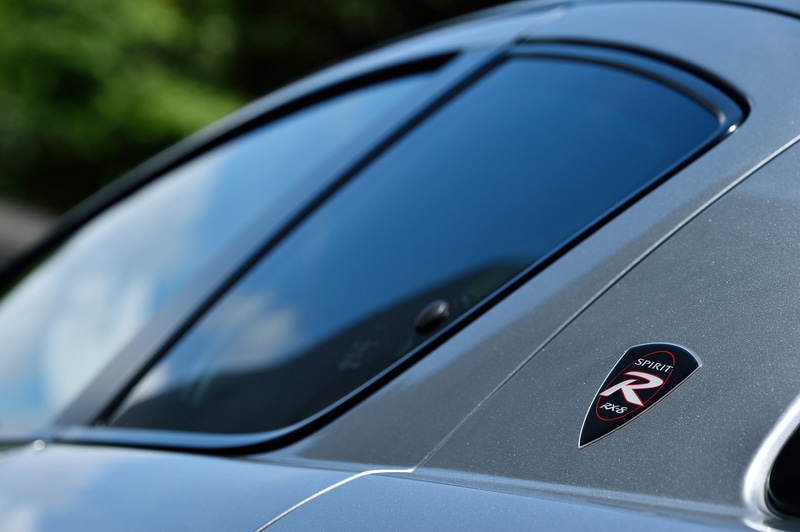 RX-8の最終限定モデル「SPIRIT R」のボディサイズは4470×1770×1340mm（全長×全幅×全高）で、車両重量は1350kg。ボディカラーはアルミニウムメタリック