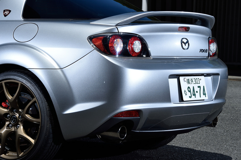 RX-8の最終限定モデル「SPIRIT R」のボディサイズは4470×1770×1340mm（全長×全幅×全高）で、車両重量は1350kg。ボディカラーはアルミニウムメタリック